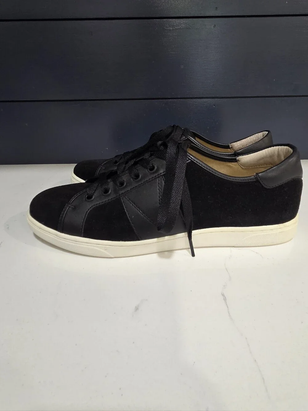 Vionic Jerome Suede Lace Up Comfort Support Rubber Sole Sneaker Shoe size 9.5